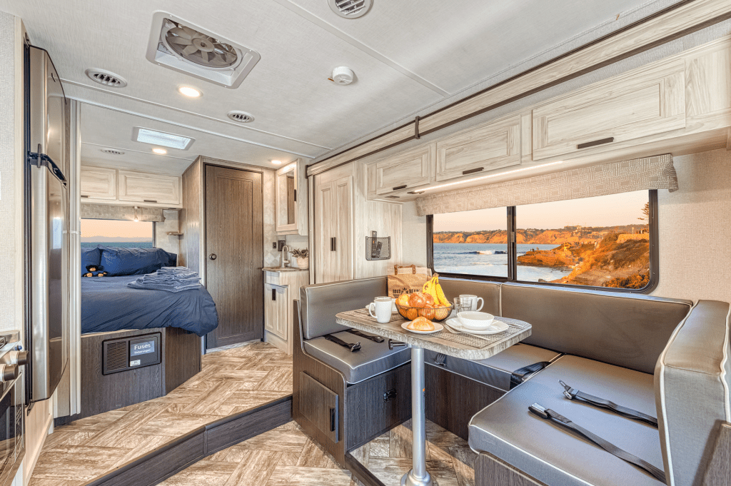 Dinette im Class C Motorhome von El Monte