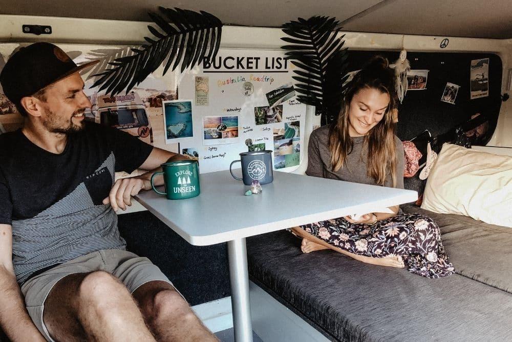 Pärchen am Kaffee trinken in einem Travellers Autobarn Camper