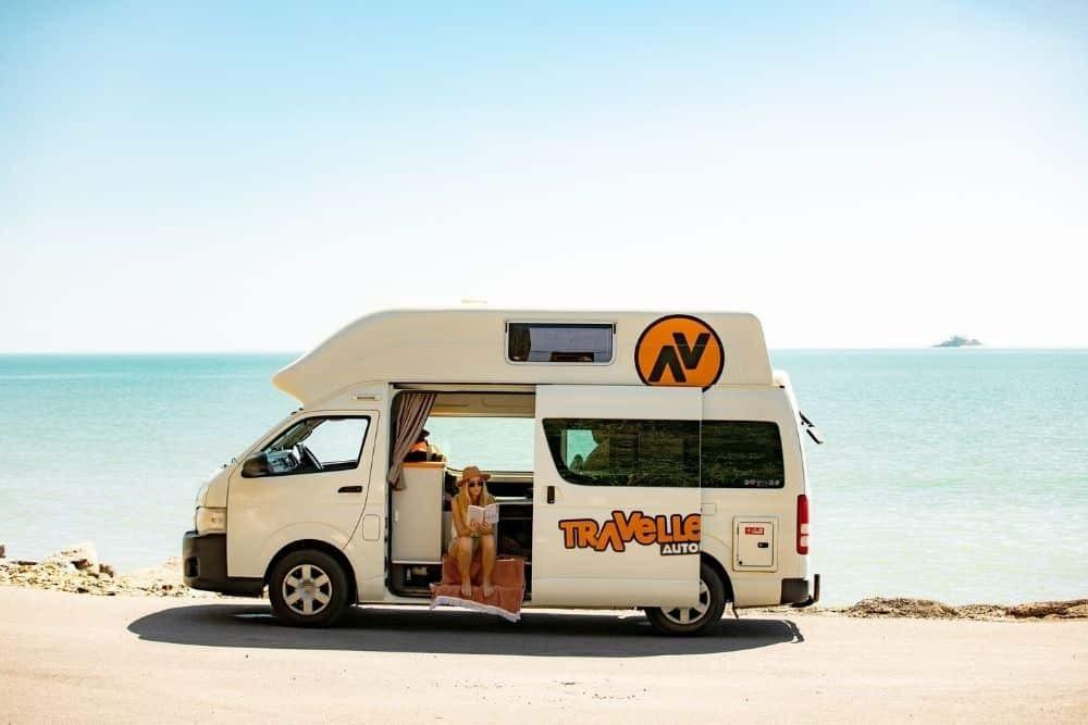 Travellers Autobarn Camper parkend am Meer