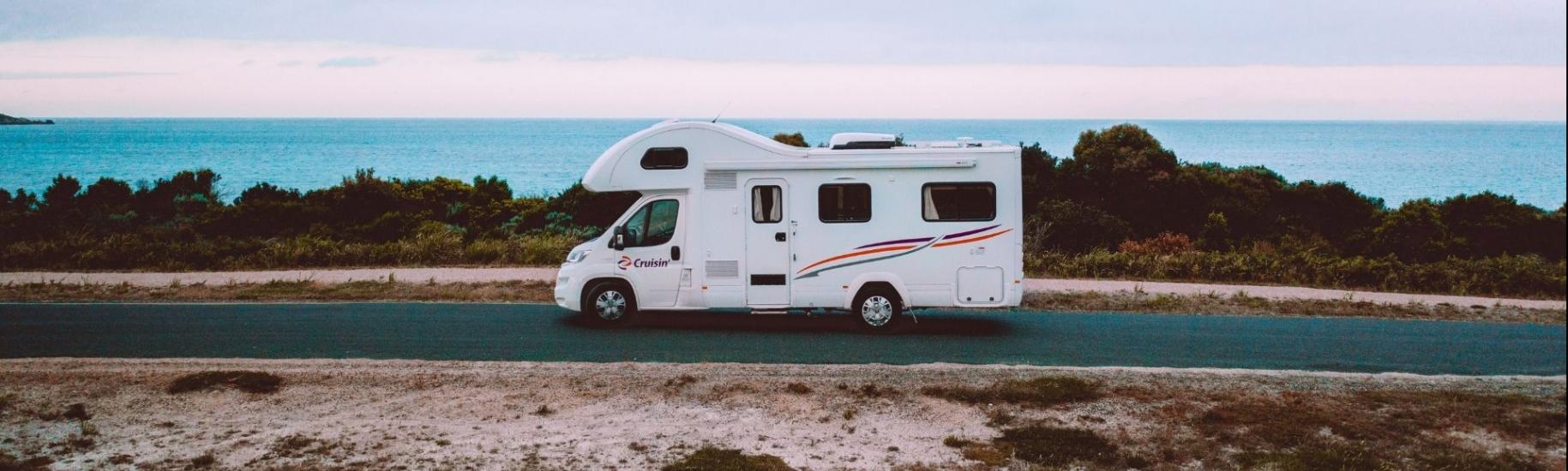 Cruisin Motorhomes Wohnmobil auf einer Küstenstraße in Australien