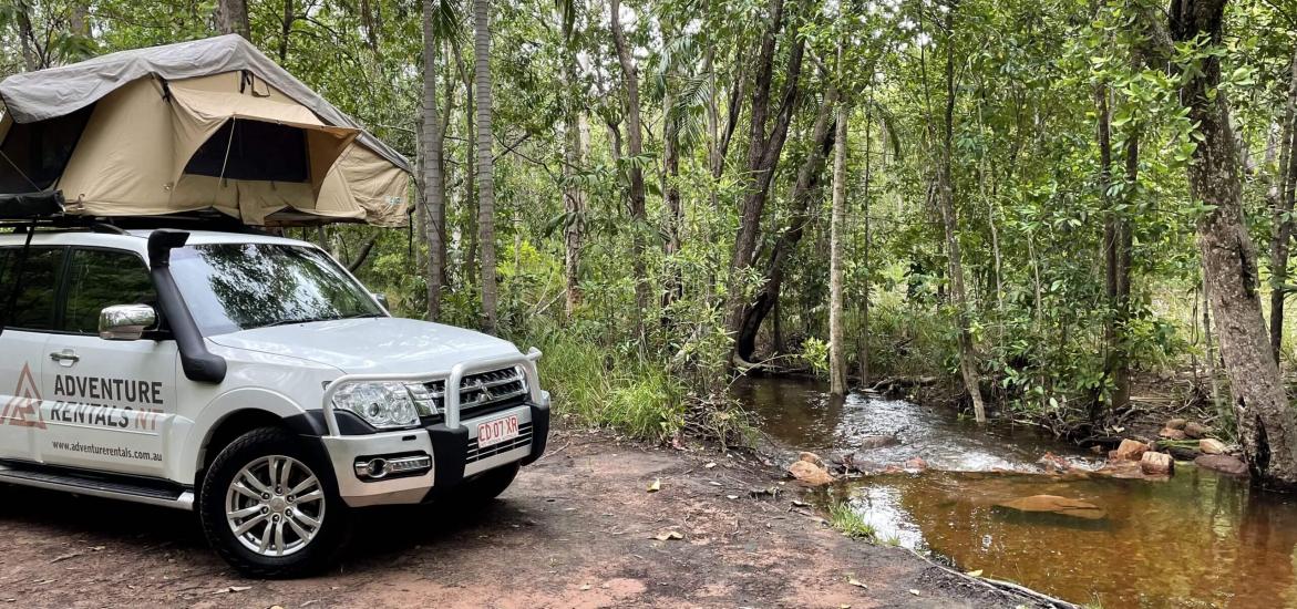 Adventure Rentals 4WD Camper mit Dachzelt im australischen Outback