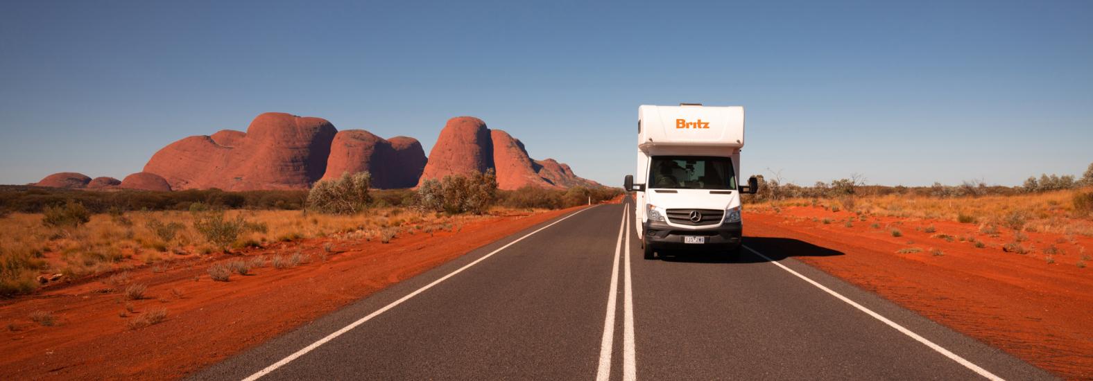 Britz Motorhome auf einer Straße im australischen Outback