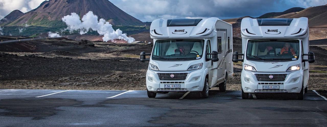 Camper Iceland Motorhomes auf einem Parkplatz in Island