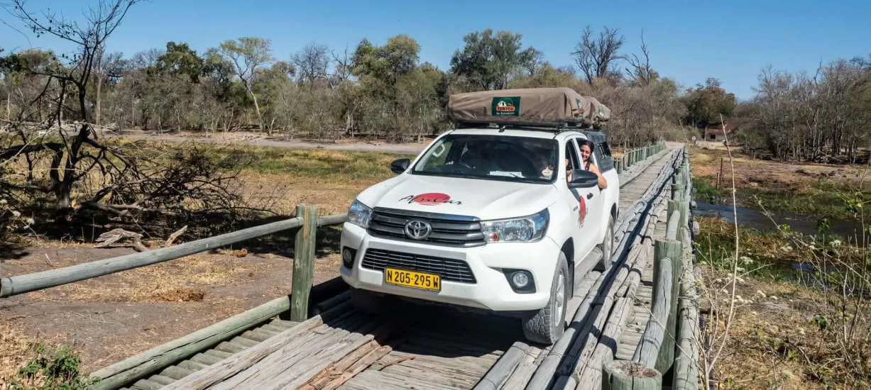 AfriCar 4WD Camper auf einer Holzbrücke in Namibia
