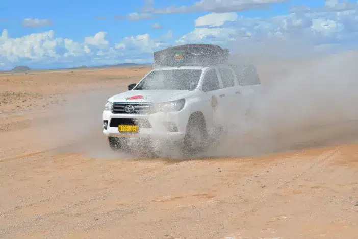 AfriCar 4WD Camper auf einer Schotterpiste in Namibia