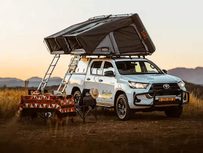 Asco Car Hire Toyota 4x4 Camper, parkend mit geöffneten Dachzelten